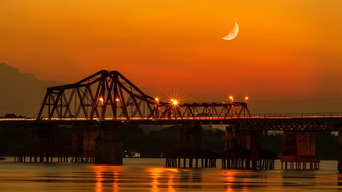 Long Bien Bridge – The Historical Witness