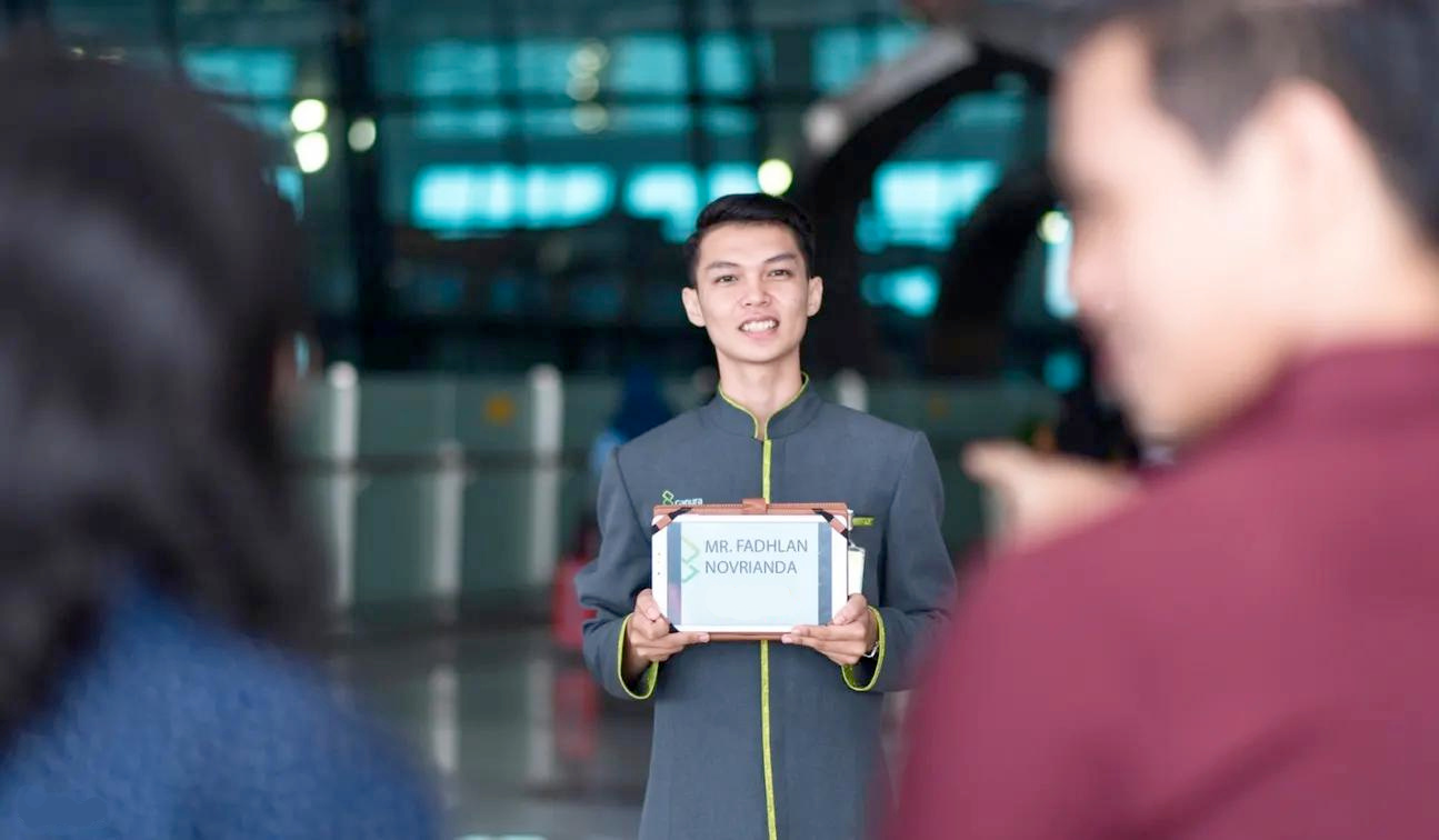 PROFESSIONAL WELCOME BUSINESSMAN PROCESS IN VIETNAM AIRPORT